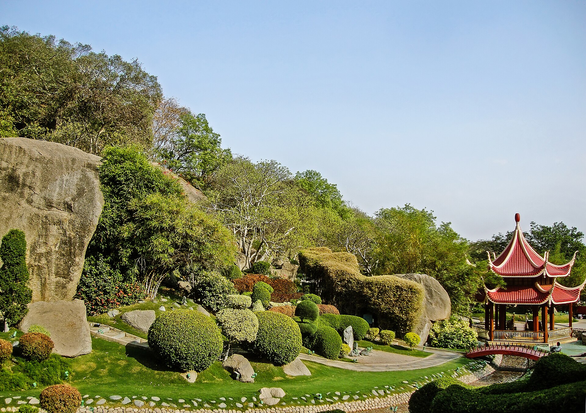 A landscaped garden with a Chinese pavilion illustrates the contrast between studio backing and independent film production.