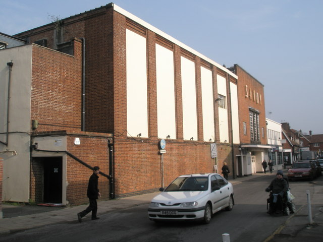 A street scene shows a brick building with pedestrians and cars, illustrating concepts of pacing in longer films.